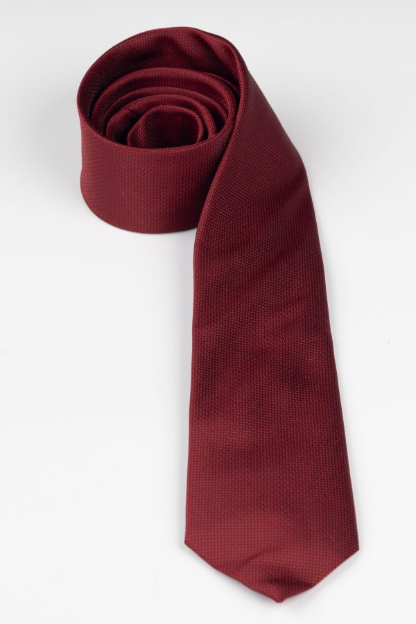 Cravată bordo, elegantă pentru orice ocazie