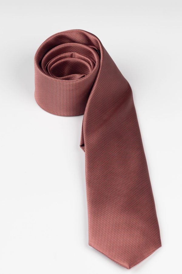 Cravată maro, elegantă pentru orice ocazie